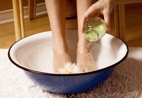 For people with toenail fungus, it is useful to take a bath with vinegar and salt. 
