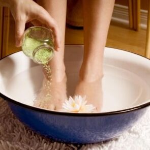 During the treatment for fungus, you need to wash your feet regularly. 