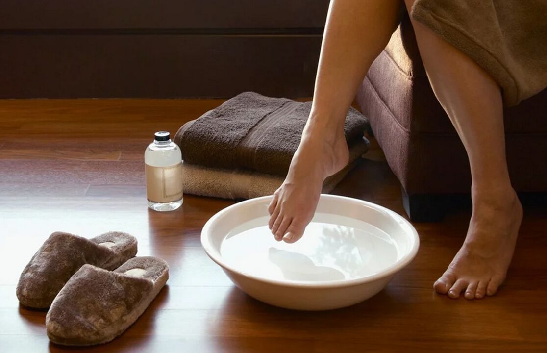 Bath with vinegar for nail fungus treatment